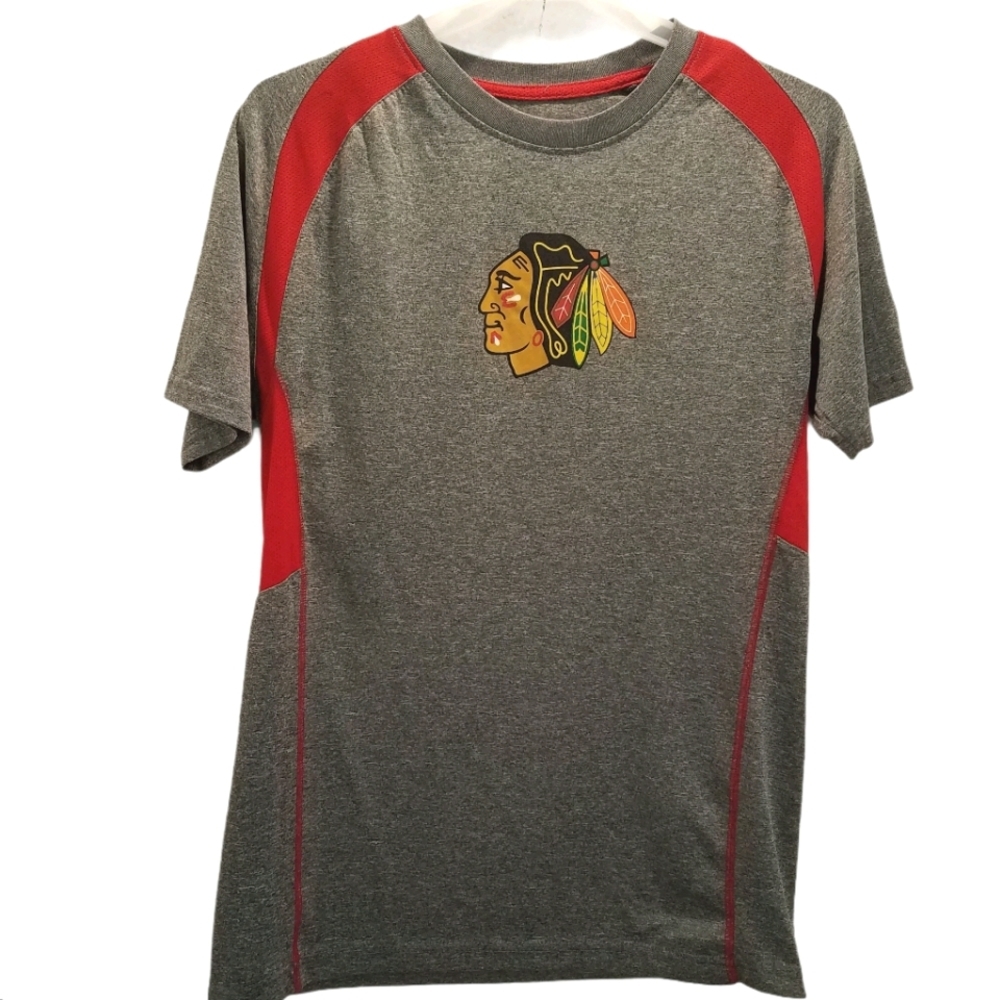 NHL Chicago Blackhawks Men's Size Medium Shirt Top Athletic Gray Red Logo